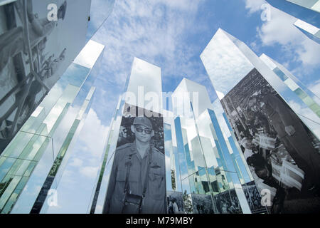 Un monumento del re bhumipol al Siriraj Bimukstan museo al Siriraj Hospital di Wang Lang in Thonburi nella città di Bangkok in Thailandia. Foto Stock