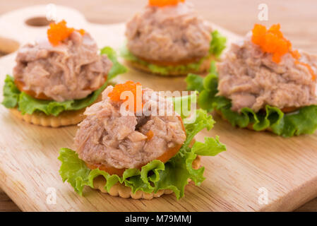 Insalata di tonno con cracker su sfondo di legno Foto Stock