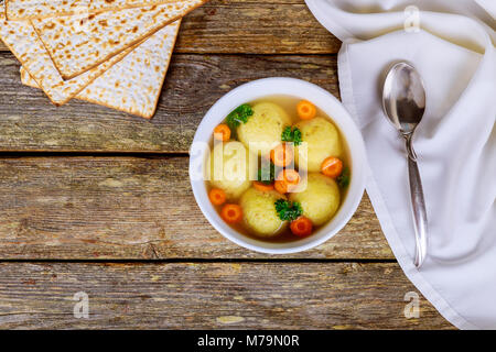 In casa calda Matzo sfera la zuppa in una ciotola la Pasqua Ebraica cibo vacanze - Matzah zuppa di sfere Foto Stock