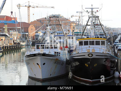 Chioggia, VE, Italia - 11 Febbraio 2018: due grandi imbarcazioni da pesca nel porto industriale sul mare adriatico Foto Stock