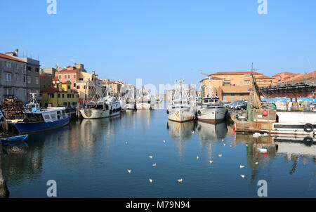 Chioggia, VE, Italia - 11 Febbraio 2018: il Canal Grande con barche da pesca vicino al mare adriatico Foto Stock