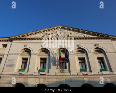 Chioggia, VE, Italia 11 febbraio 2018: antico palazzo del municipio con molte bandiere italiane Foto Stock