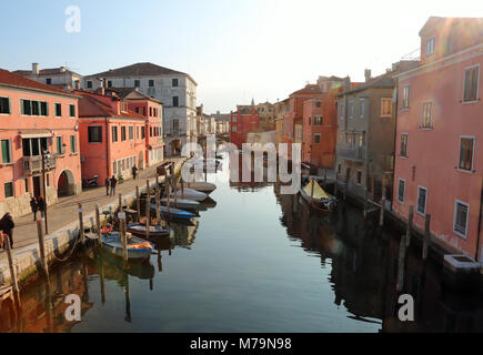 Chioggia, VE, Italia - 11 Febbraio 2018: ampia per via navigabile con barche Foto Stock