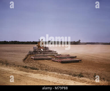 La straziante di un campo con il trattore diesel, Seabrook Farm, Bridgeton, nel New Jersey, USA, John Collier per la Farm Security Administration - Ufficio di informazione di guerra, Giugno 1942 Foto Stock