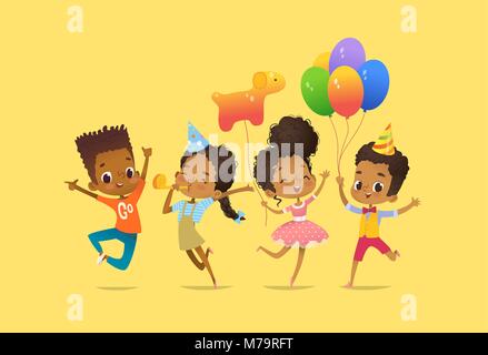 Gioiosa afro-americano di ragazzi e ragazze con i palloncini e cappelli di compleanno felicemente salta con le mani alzate. Festa di compleanno illustrazione vettoriale per sito web banner, poster, flyer, invito. Illustrazione Vettoriale