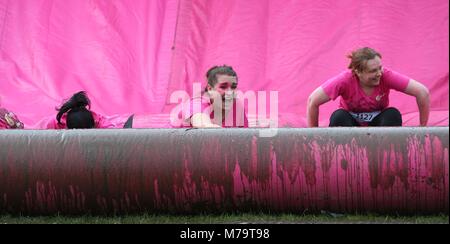 Donne prendono parte al 'piuttosto fangosa' carità correre per il Cancer Research UK in Hammersmith mercoledì 13 luglio 2016. Foto Stock