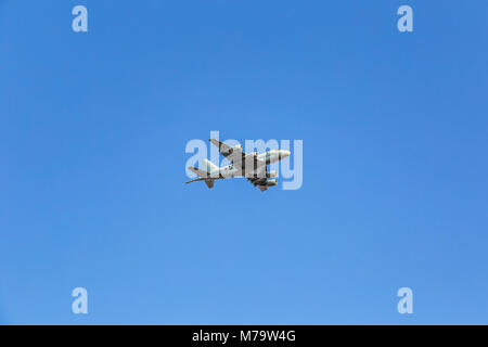 Una nuova Kawasaki P-1 il pattugliamento marittimo velivolo vola vicino al Atsugi base dell'aria. La Kawasaki P-1 è entrato in servizio nel 2013 per sostituire il Giappone invecchiamento American Foto Stock