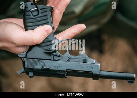 Gomel, Bielorussia - 26 Novembre 2017: La pistola Walther P 38 nelle mani del soldato Foto Stock