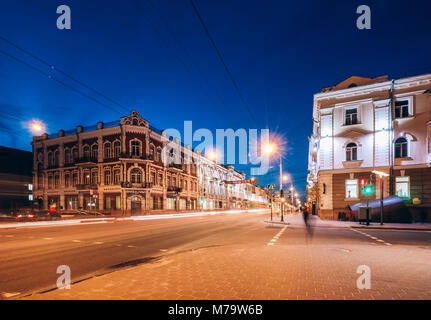 Gomel, Bielorussia - Marzo 23, 2017: Crossroads Sovetskaya e Kommunarov strade di notte con il post office costruire su di esso Foto Stock
