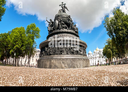 Veliky Novgorod, Russia - Agosto 17, 2017: il monumento in bronzo per il millennio della Russia in Novgorod Cremlino (1862) Foto Stock