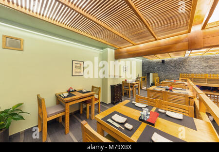 Mosca - Agosto 2014: interni del ristorante giapponese "EIJI' in stile tradizionale. La sala al secondo livello con mobili in legno e dec Foto Stock