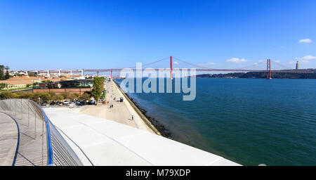Vista panoramica sul ponte dalla parte superiore del Museo di Arte, Architettura e Tecnologia (Maat), a Lisbona, Portogallo Foto Stock