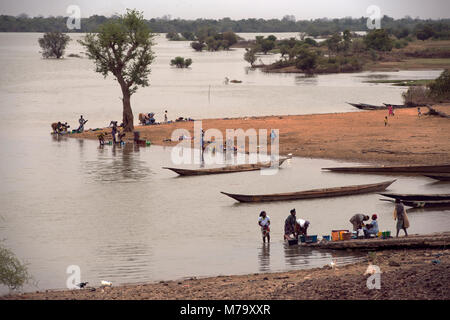 Persone provenienti da una piccola comunità fluviali lavando loro i vestiti e gli utensili nel Fiume Bani Mopti Regione, Mali, Africa occidentale. Foto Stock
