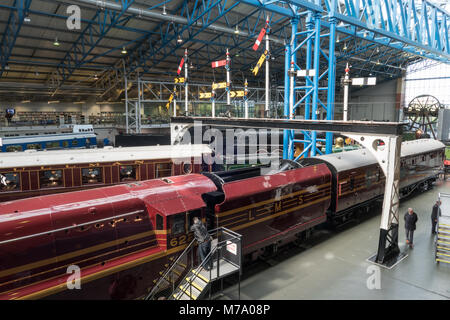 Vista generale attraverso una delle aree espositive del Museo Nazionale Ferroviario York Regno Unito Foto Stock