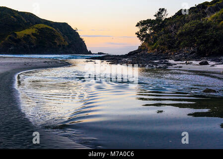 Marea dove Tapotupotu corrente entra Tapotupotu Bay, nei pressi di Cape Reinga, Isola del nord, Nuova Zelanda Foto Stock