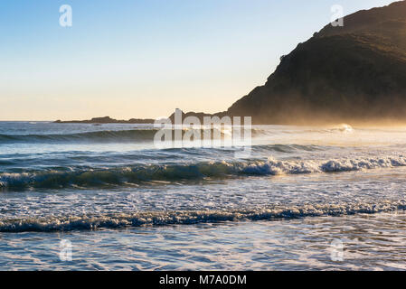 La luce del mattino a rompere le onde a Tapotupotu Bay, nei pressi di Cape Reinga, Isola del nord, Nuova Zelanda Foto Stock