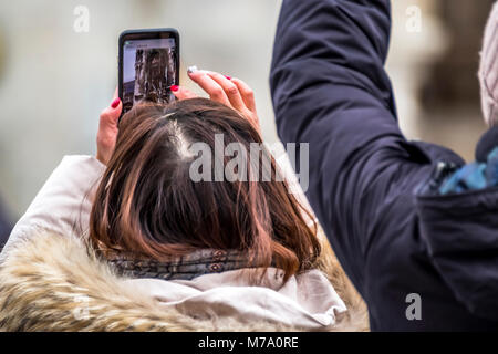 Monaco di Baviera / Germania - Febbraio 15 2018 :Lady fotografare il municipio con lo smartphone Foto Stock