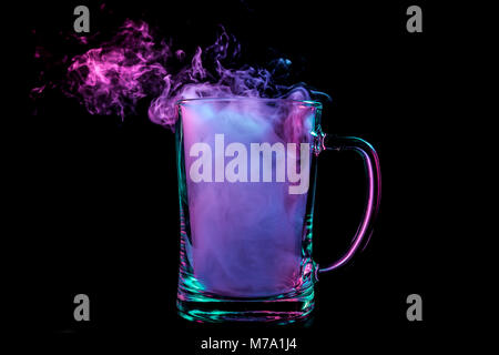 Un vetro trasparente per la birra riempita con un cloud da un viola vape fuma e sorge su un isolato nero lo sfondo Foto Stock