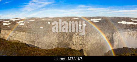 Cascata di Dettifoss canyon con brillante arcobaleno doppio arco, Vatnajokull parco nazionale nel nord-est dell'Islanda, Foto Stock