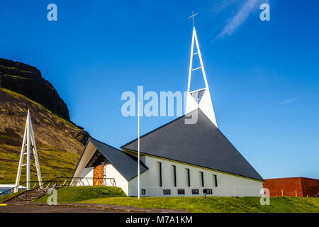 Olafsvikurkirkja bianco in stile moderno di forma triangolare chiesa luterana, Olafsvik, Snaefellsnes Peninsula, West Islanda Foto Stock