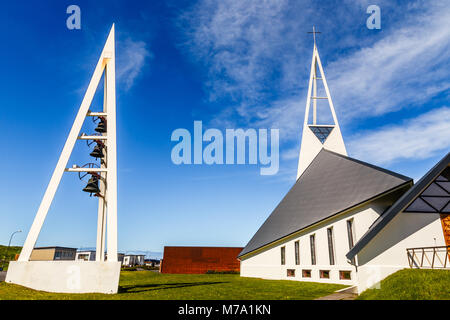 Olafsvikurkirkja bianco in stile moderno di forma triangolare chiesa luterana, Olafsvik, Snaefellsnes Peninsula, West Islanda Foto Stock