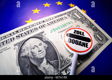 Dollar nota e segno doganale sulla bandiera UE, tariffe di protezione Foto Stock