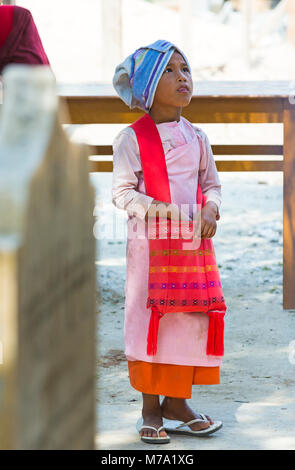 Giovane debuttante nun faccia guardare la televisione a Aung Myae Oo monastica educazione Libera Scuola, Sagaing, Mandalay Myanmar (Birmania), l'Asia in febbraio Foto Stock