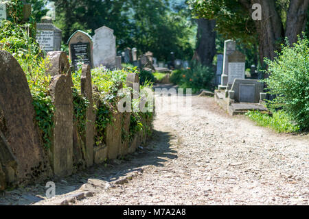 Cimitero sassone, situato accanto alla chiesa sulla collina di Sighisoara, Romania. Foto Stock