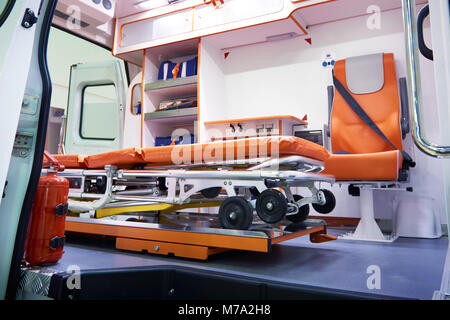 Medical pieghevole barella a ruote per i pazienti in una ambulanza Foto Stock