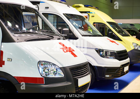 White ambulanze con una croce rossa in vista frontale Foto Stock