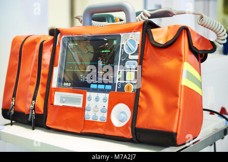 Portatili moderni defibrillatori bifasici in borsa arancione Foto Stock