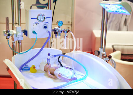 Il dispositivo di ventilazione artificiale dei polmoni per neonati in ospedale Foto Stock