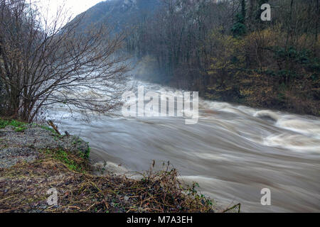 Fiume Vicdessos in condizioni di allagamento, Ariège, Pirenei francesi, Francia Foto Stock