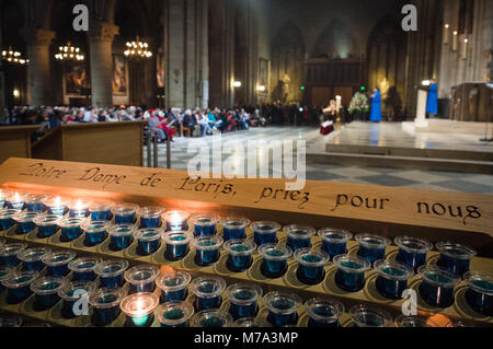 Candele votive all'interno della cattedrale di Notre Dame di Parigi, Francia. Foto Stock