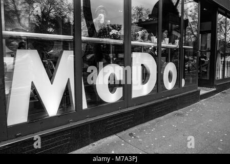 Parigi, Francia - 7 Gennaio 2018: tipica facciata di vetro di un ristorante fast food nel centro di Parigi. Foto Stock