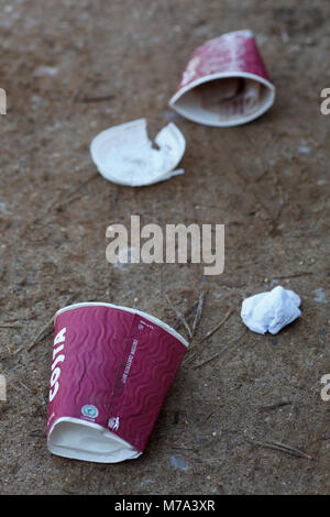 Tazze da caffè lasciato sul terreno come lettiera. Foto Stock