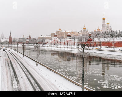 Bianco inverno a Mosca, in Russia. Bella vista invernale del Cremlino di Mosca e il fiume Moskva dopo la nevicata nel mese di febbraio. Foto Stock