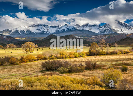 Gamma Sneffels, sotto la neve nel tardo autunno, vista da San Juan Skyway National Scenic Byway, vicino a Dallas dividere, San Juan Mountains, Colorado, STATI UNITI D'AMERICA Foto Stock