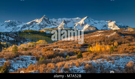 Il polo nord di picco e Hayden picco nella gamma Sneffels, sotto la neve nel tardo autunno, vista al tramonto da San Juan Skyway National Scenic Byway, vicino a Dallas di Foto Stock