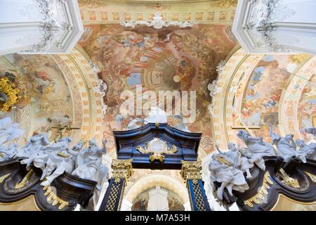 KRZESZOW, Polonia - 15 luglio 2017: Interno della Basilica dell'Assunzione della Beata Vergine Maria. La Chiesa è una parte del post-cistercense di c Foto Stock