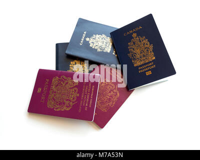 Passaporti in una pila Foto Stock