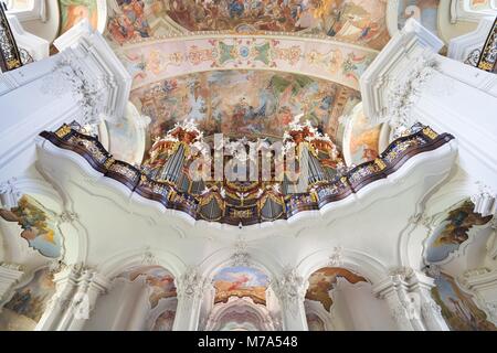 KRZESZOW, Polonia - 15 luglio 2017: Organi a canne e affreschi sulla volta nella Basilica dell'Assunzione della Beata Vergine Maria. La Chiesa è un Foto Stock