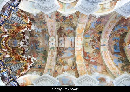 KRZESZOW, Polonia - 15 luglio 2017: Organi a canne e affreschi sulla volta nella Basilica dell'Assunzione della Beata Vergine Maria. La Chiesa è un Foto Stock