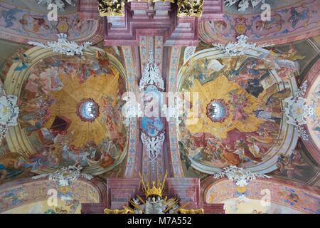 KRZESZOW, Polonia - 15 luglio 2017: affreschi su un archivio di un mausoleo di Slesia Piast nella Basilica dell'Assunzione della Beata Vergine Maria. Foto Stock