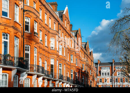 Costoso Edwardian blocco del periodo di mattoni rossi appartamenti che si trovano tipicamente in Kensington, West London, Regno Unito Foto Stock
