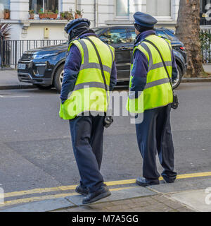 Due Autostrade traffico Agenzia ufficiali, il loro scopo è quello di scrivere biglietti parcheggio violazioni di Kensington e Chelsea, Londra Foto Stock