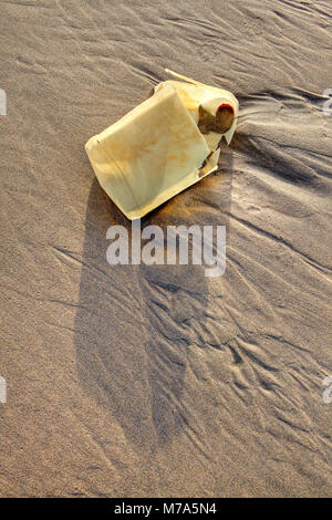 Costa inquinamento a Napoleone spiaggia , Port-Saint-Louis du Rhone, Bouches-du-Rh™ne, Francia. Foto Stock