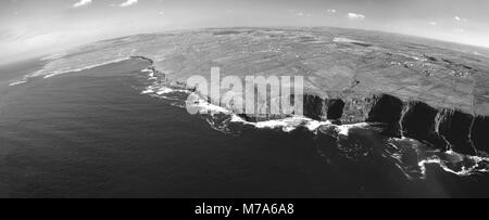 Bianco e nero fotografia paesaggio dalle scogliere di Moher nella contea di Clare, Irlanda Foto Stock