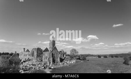 Fotografia in bianco e nero di un vecchio irish castello in rovina abbey. quin abbey nella contea di Clare Irlanda Foto Stock