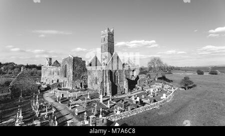 Fotografia in bianco e nero di un vecchio irish castello in rovina abbey. quin abbey nella contea di Clare Irlanda Foto Stock